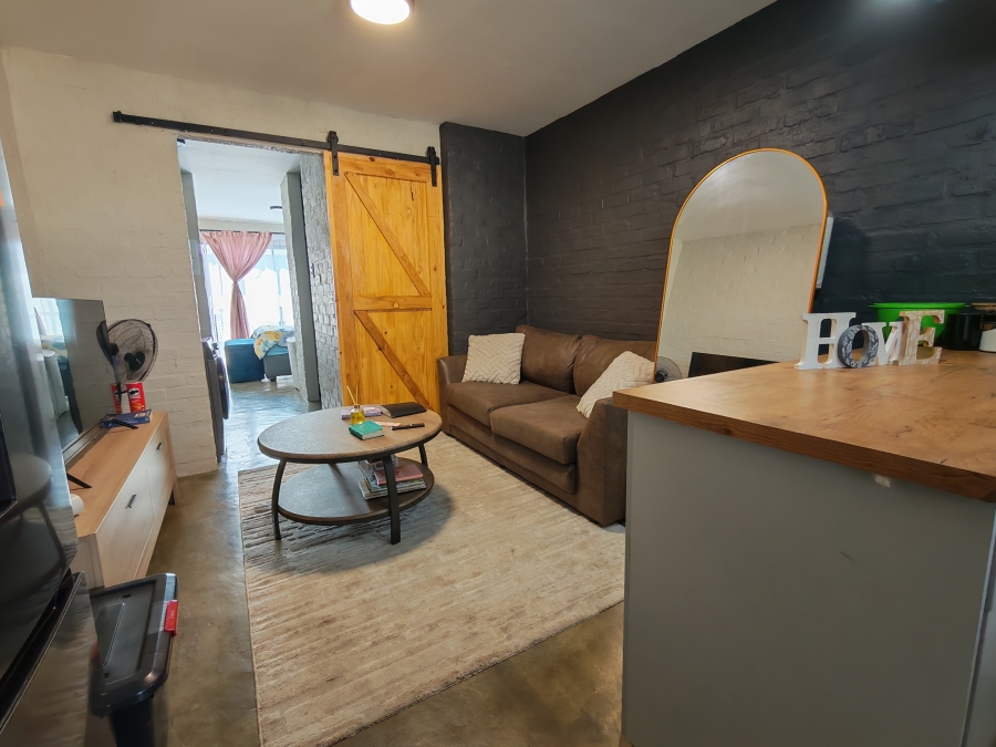 To Let 1 Bedroom Property for Rent in Kannoniers Park North West
